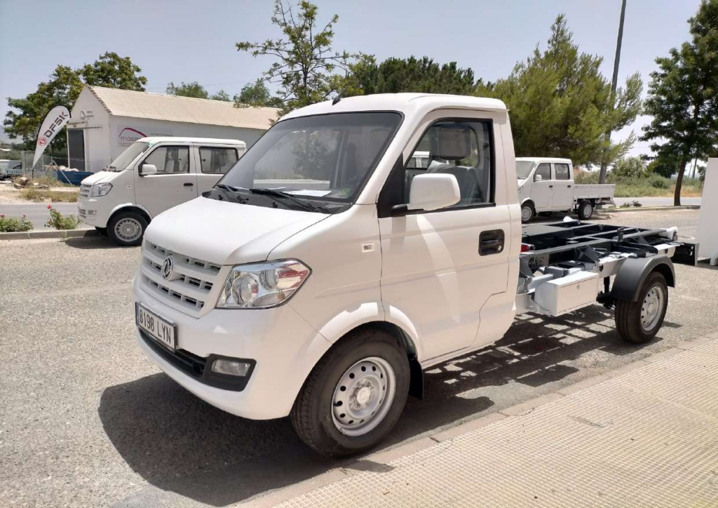 Camión con gancho multitrailer